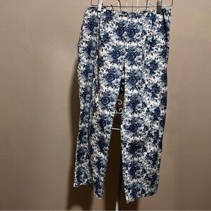 Tribeca Studio blue/white flowered capri pants, Size 4P EUC